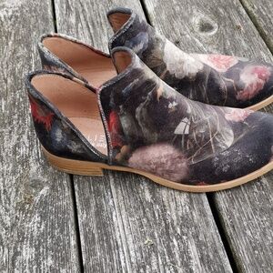 Atelier avant garde floral cut bootie, made In Italy. Velour .Size 9. EUC